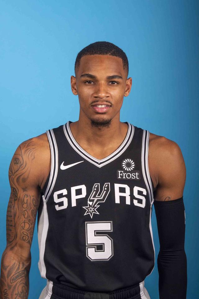 着球迷们对 着球迷们对